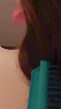 이 천연 치료제로 머리카락을 강화하세요! 머리카락에 정액 사정. 정액을 머리카락에 빗질하기.
