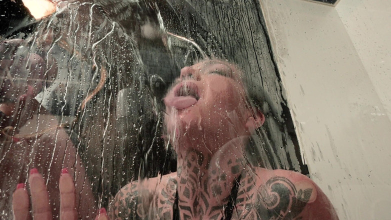 MILF and Big Wet Tits XXX: Büyük Göğüsler Tamamen Sinirli