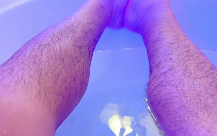 Hand-Free-Daddy-Chub: Peluda hobbit pés goza na banheira
