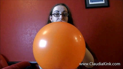 Claudia Kink: Esta mamando y jugando con un globo enorme
