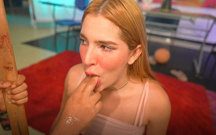 Good Girls Mansion: Bruneta o scuipă pe fata blondă și o masturbează morbid (GGMansion)