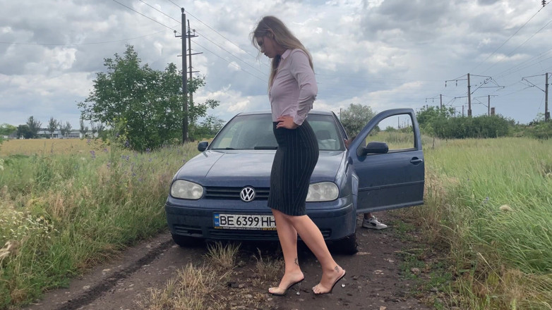 HotPrincessUA: Виконавчий водій стає мокрим від revving і дрочить її пасажира