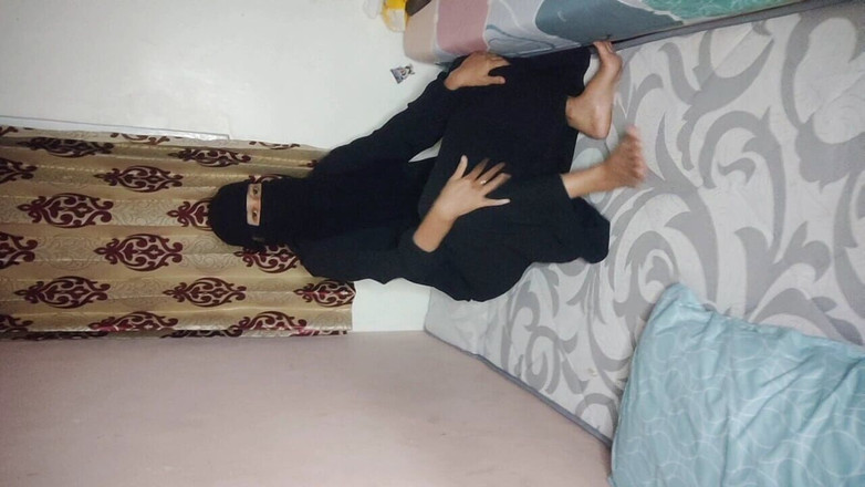 Bella Ivanka: Chicas hijab invitadas a los vecinos de la pensión Ngentot