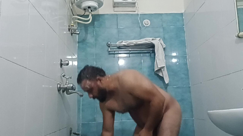 Daddy Dude: Un Papa Indien Nu Profite D’une Douche Torride Et Exhibe...