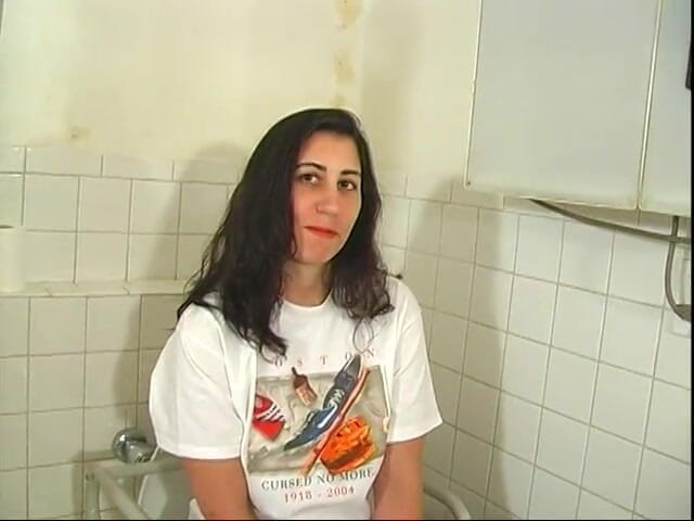 Naughty Nurses: 巨乳ブルネットは彼女のマスターの検査のために服を脱ぎます