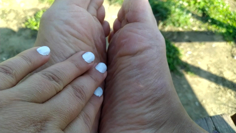 NikitaFeetX: Nikita lagi asik jalan-jalan di taman sambil mainin pohon - fetish...