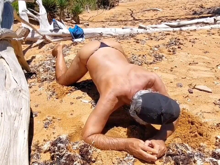 Ladysilvas: Ladysilva im sexy höschen am strand zeigt ihren heißen arsch