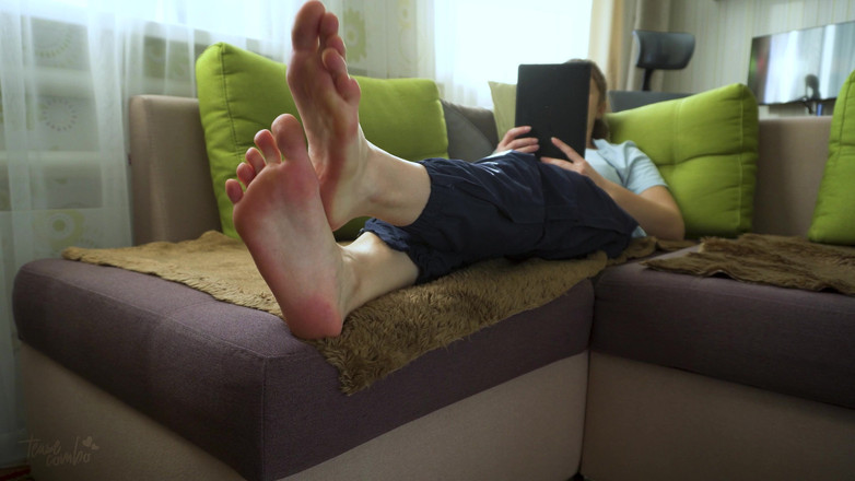 Teasecombo 4K: Сексуальная тинка показывает свои голые подошвы фут-фетиш в любительском видео