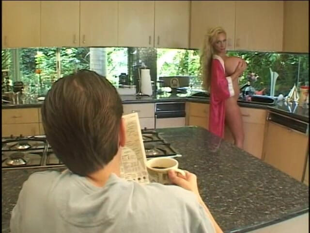 My MILF: 커피에 크림을 제공하는 럭셔리한 거유 밀프