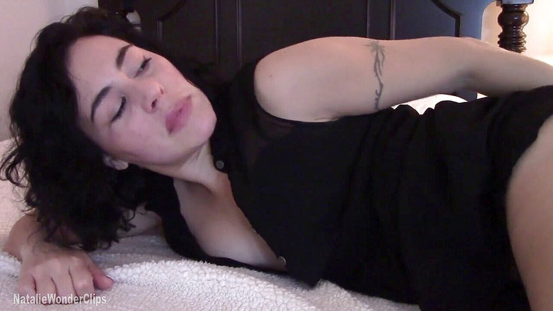 Natalie Wonder: Ty i twój przyjaciel dzielicie się niegrzeczną miłością z macochą...