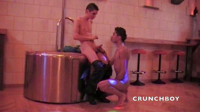 French Twinks Amator videos: 二つのフランスのイケメン弄のクラブのダンス