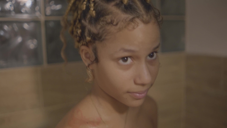 Alex Goes: 激しいエボニー・ラティーナのシャワーセックス