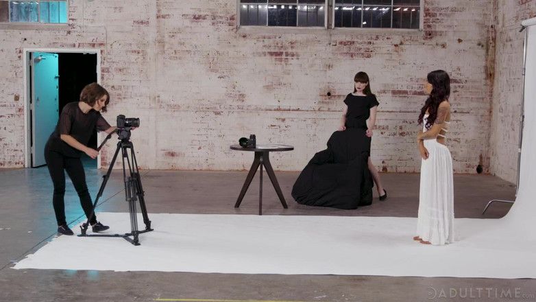 Transfixed ADULTTIME: Transfast - Adriana Chechik sprutar från het trekant med Natalie Mars...