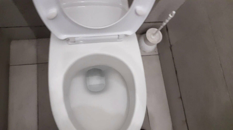 Bumba: Nel bagno dell'hotel, pisciando caldo e segando