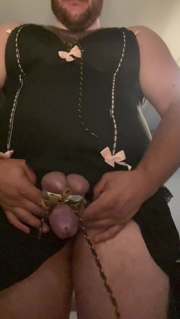 Shaun Cbt: 엉덩이 플러그와 계집애의 자지와 공은 젖꼭지 클램프의 크로스드레스