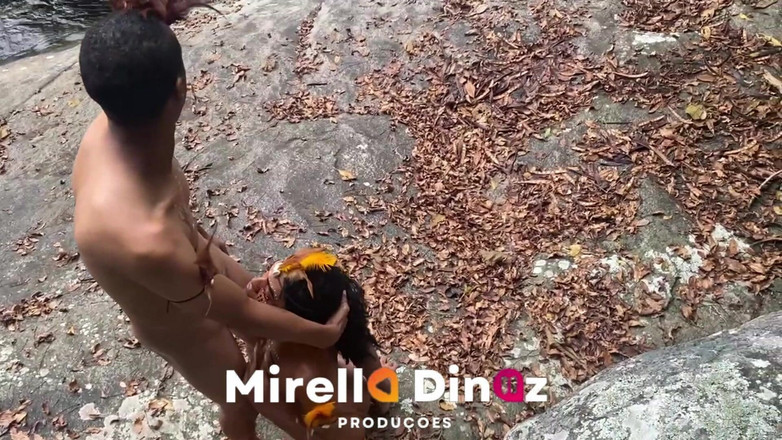 Mirella Diniz: जंगल में बैठक