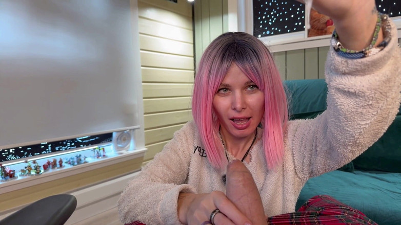 Sandy and Chris: 最高の新年とクリスマスプレゼントは、ズボンの中の硬いチンポと熱い視点の手コキ射精です