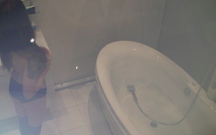 Dirty fantasy: Junge brünette mit tattoos masturbiert mit einem dildo in der...