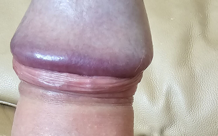 Pellefnatt: Aku berbaring di sofa dan bermain dengan kontolku dan memimpikan...