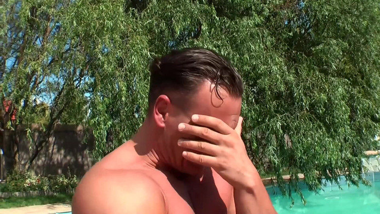 Big Boobs Babe: La Bionda All'aperto Fa DP E Passione a Bordo Piscina