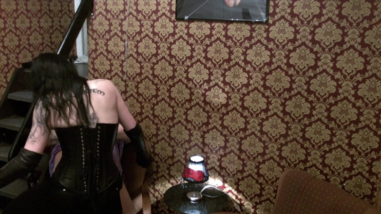 Domina Lady Vampira - SM Studio Femdom Empire: चमड़े के लौंगों वाली मालकिन द्वारा चुदाई पर पट्टा