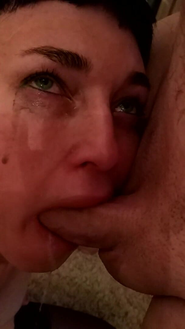 Amateur Milf: Gezicht neuken, diep in de keel milf