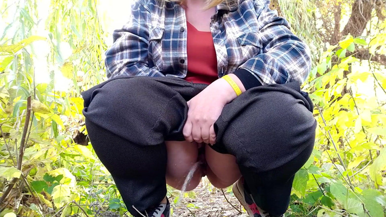 Elena: Powerful outdoor pissing by Russian stepmom