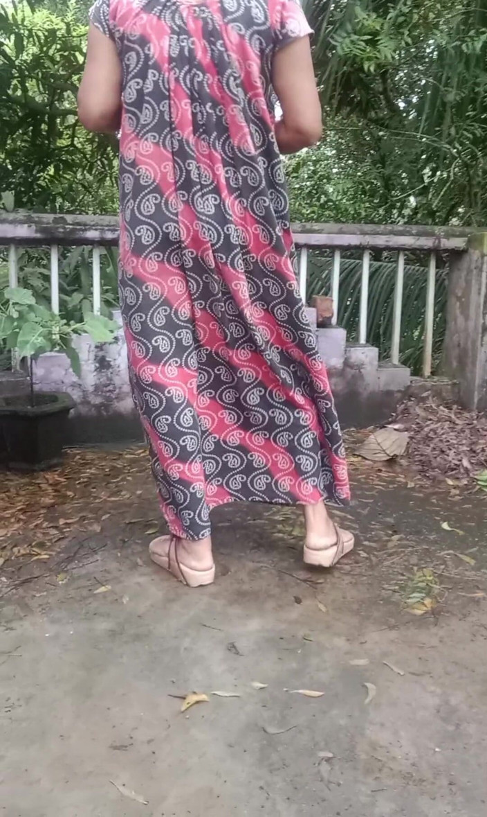 Real Couple 203: Une bhabhi pisse dans la nature en montrant sa chatte,...