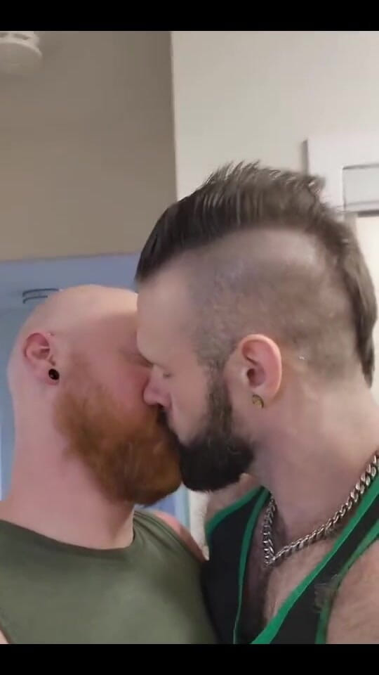 BeefyCanuck: Beso previo al juego con