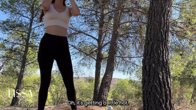 Lissa Brown: 小さな男が屋外で私の口の中で射精する - 見ている - スパンデックス視点