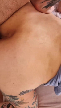 Il vero primo anale di Brisen. Poiché non l'aveva mai avuto nel suo buco del culo, Alan lo mise lentamente. Era un vero gentiluomo.