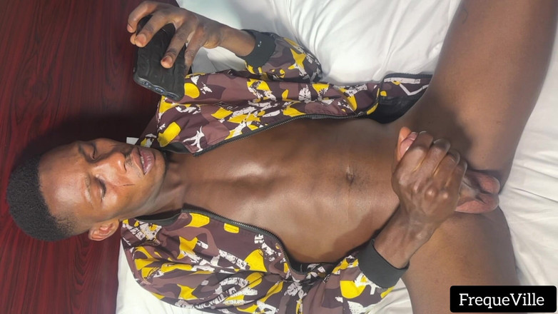 FrequeVille: Azgın adam evde yarağını sıvazlıyor