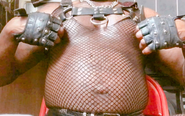 Masculine crossdresser: Body De Rejilla Y Arnés De Cuero Juego De Tetas...