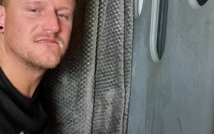 gaynaughtywelsh: Marido me cogió en gloryhole