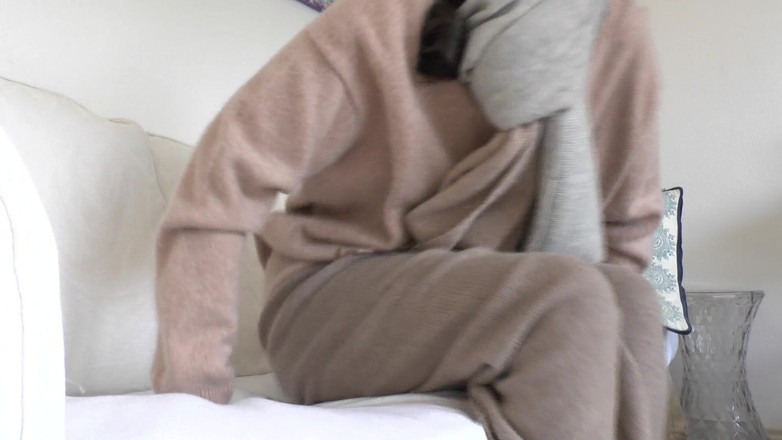 Lady Victoria Valente: Cewek dengan kaus kaki ini lagi asik ngendus dan ngocok...