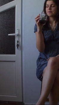 Сексуальна тінка імбібе сік, щоб змусити себе пописати