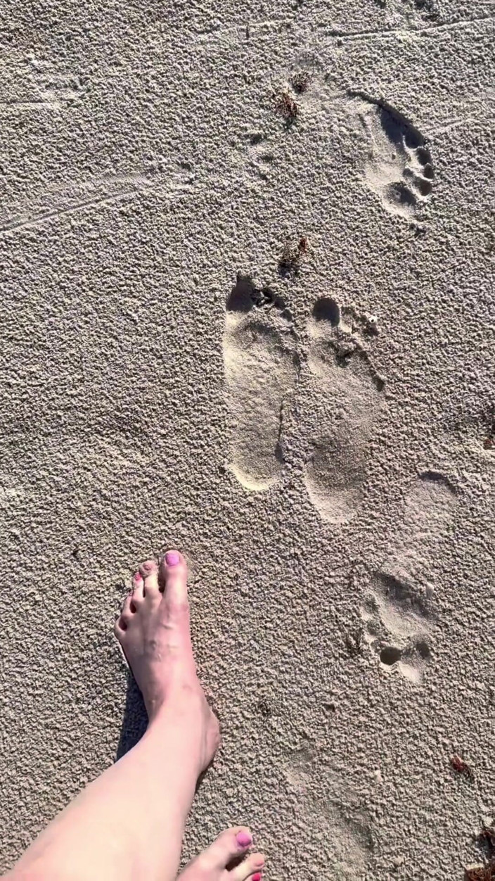 Peppermint Giantess: Confrontando piedi di taglia 16 a stampe di sabbia in spiaggia