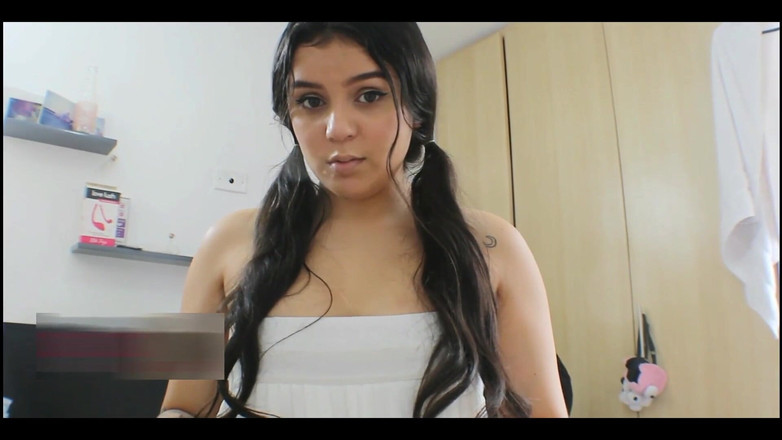 MelanieCaceres: Mijn stiefdochter wil feesten en geeft me haar poesje voor...