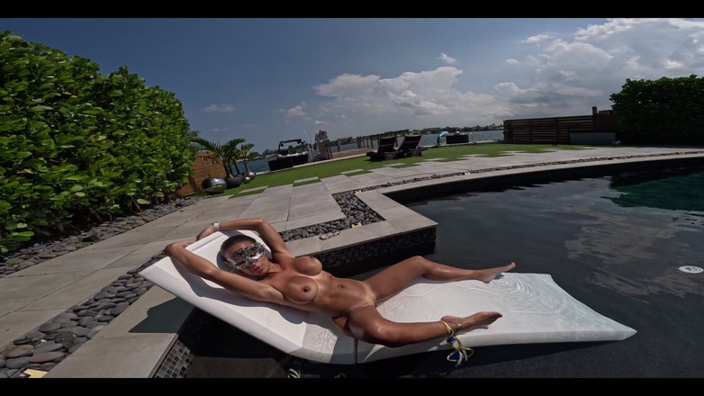 Miss Lexa: नग्न धूप में तपाकर अपने पड़ोसियों को प्रभावित करने की कोशिश करना