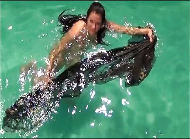 Flash Model Amateurs: Piękna brunetka lubi pływać nago