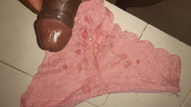 Black guy: Hugh bắn tinh trên chiếc quần lót gợi cảm của...