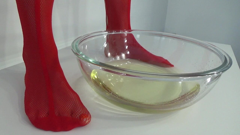 AnnaBUST: 붉은 소변 in a bas