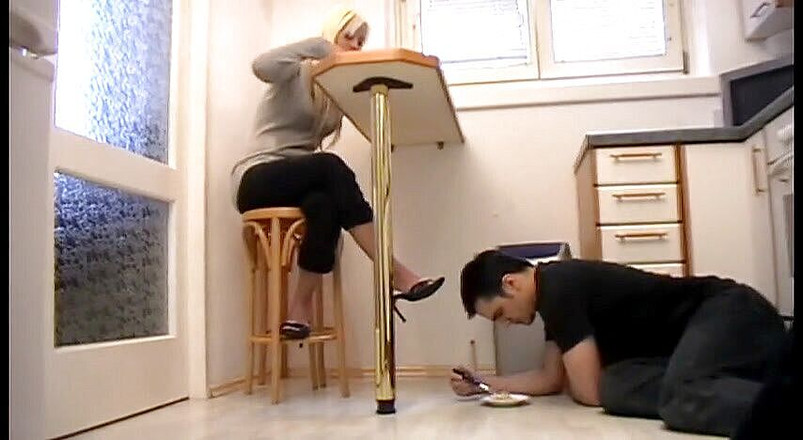 Femdom Austria: Makan dari lantai