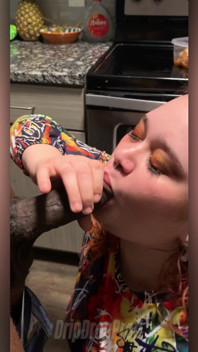 Katt Staxxx & Ahanu Reed suge sperma din el înainte de a-i servi mâncare!!