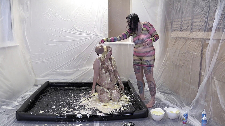 Gunked up girls: Jodie Cummings devient salissante