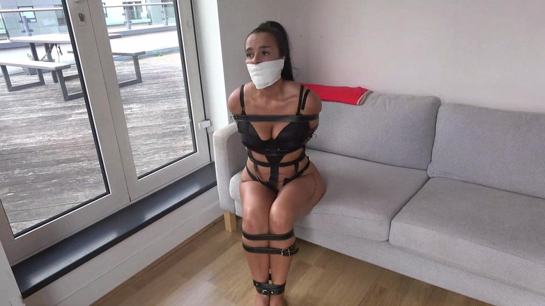 Latina Fetish: Mila和拉丁女郎在:domme被绑住并把她的奴隶堵得非常紧,但奴隶逃跑了,桌子都翻了!(全高清)