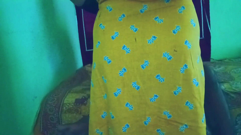 Housewife 69: Hintli ev hanımı hizmetçisi tarafından domaltılarak sikiliyor