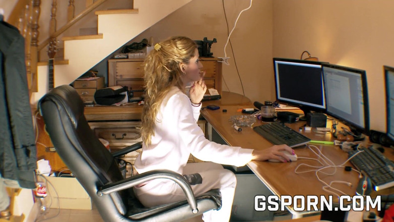 GS studio: A blonde secretary masturbates with the computer mouse