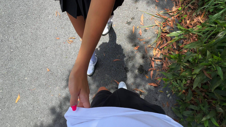 TenderMolly: Desnudez extrema en un camino