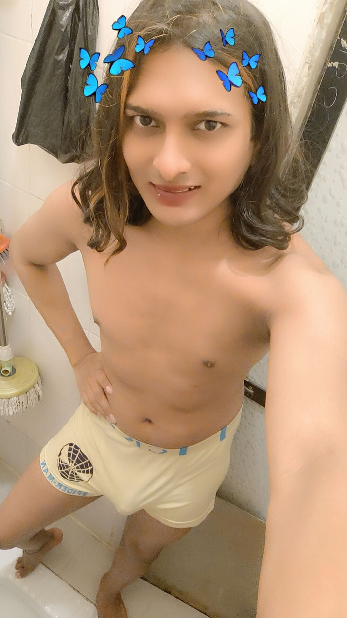 Zoyasazadai: Zoya Shezadi her şeyin tadını çıkarıyor Hintli transseksüel